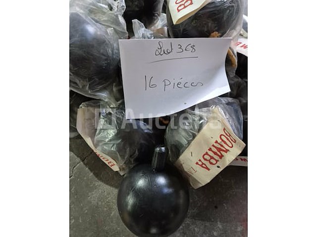 Set van 9 harlequin carnival sets strik+masker+bretels - nieuw set van 9 tassen van carnavalsstoffen set van 5 carnavalsboa-stands - nieuw set van 96 belgische supporter bloemenkettingen - nieuw set van 16 nep-bomcarnavalsitems - nieuw set van 19 kermisaccessoires reusachtige thermometers - nieuw set van 12 belgische supporter bloemenkettingen - nieuw set van 6 kermis reuzenschaar-pakket - nieuw - afbeelding 2 van  7