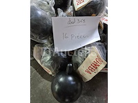 Set van 9 harlequin carnival sets strik+masker+bretels - nieuw set van 9 tassen van carnavalsstoffen set van 5 carnavalsboa-stands - nieuw set van 96 belgische supporter bloemenkettingen - nieuw set van 16 nep-bomcarnavalsitems - nieuw set van 19 kermisaccessoires reusachtige thermometers - nieuw set van 12 belgische supporter bloemenkettingen - nieuw set van 6 kermis reuzenschaar-pakket - nieuw - afbeelding 2 van  7