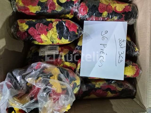 Set van 9 harlequin carnival sets strik+masker+bretels - nieuw set van 9 tassen van carnavalsstoffen set van 5 carnavalsboa-stands - nieuw set van 96 belgische supporter bloemenkettingen - nieuw set van 16 nep-bomcarnavalsitems - nieuw set van 19 kermisaccessoires reusachtige thermometers - nieuw set van 12 belgische supporter bloemenkettingen - nieuw set van 6 kermis reuzenschaar-pakket - nieuw - afbeelding 3 van  7