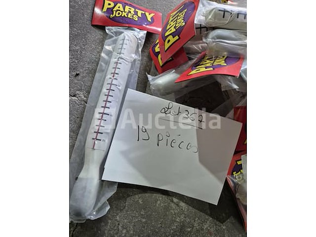 Set van 9 harlequin carnival sets strik+masker+bretels - nieuw set van 9 tassen van carnavalsstoffen set van 5 carnavalsboa-stands - nieuw set van 96 belgische supporter bloemenkettingen - nieuw set van 16 nep-bomcarnavalsitems - nieuw set van 19 kermisaccessoires reusachtige thermometers - nieuw set van 12 belgische supporter bloemenkettingen - nieuw set van 6 kermis reuzenschaar-pakket - nieuw - afbeelding 5 van  7