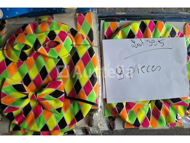 Set van 9 harlequin carnival sets strik+masker+bretels - nieuw set van 9 tassen van carnavalsstoffen set van 5 carnavalsboa-stands - nieuw set van 96 belgische supporter bloemenkettingen - nieuw set van 16 nep-bomcarnavalsitems - nieuw set van 19 kermisaccessoires reusachtige thermometers - nieuw set van 12 belgische supporter bloemenkettingen - nieuw set van 6 kermis reuzenschaar-pakket - nieuw - afbeelding 7 van  7