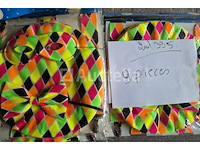 Set van 9 harlequin carnival sets strik+masker+bretels - nieuw set van 9 tassen van carnavalsstoffen set van 5 carnavalsboa-stands - nieuw set van 96 belgische supporter bloemenkettingen - nieuw set van 16 nep-bomcarnavalsitems - nieuw set van 19 kermisaccessoires reusachtige thermometers - nieuw set van 12 belgische supporter bloemenkettingen - nieuw set van 6 kermis reuzenschaar-pakket - nieuw - afbeelding 7 van  7