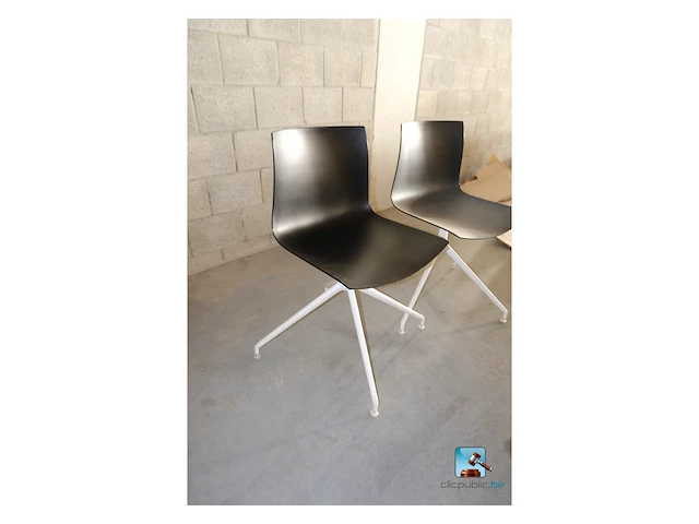 Set van design stoelen - afbeelding 2 van  5