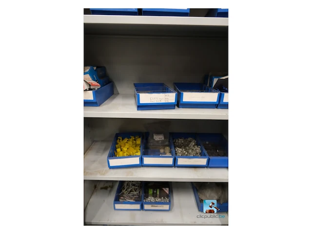 Set van kasten met inhoud - afbeelding 3 van  27