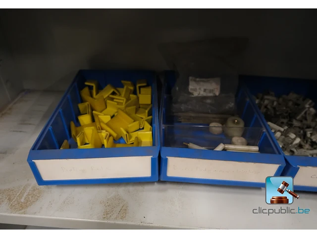 Set van kasten met inhoud - afbeelding 9 van  27