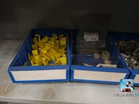 Set van kasten met inhoud - afbeelding 9 van  27