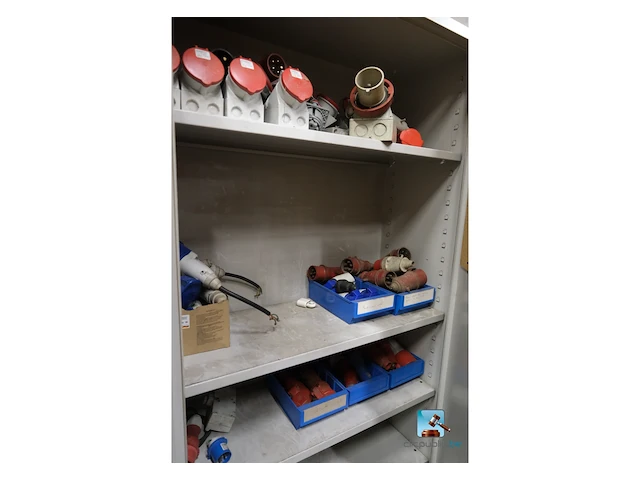 Set van kasten met inhoud - afbeelding 14 van  27