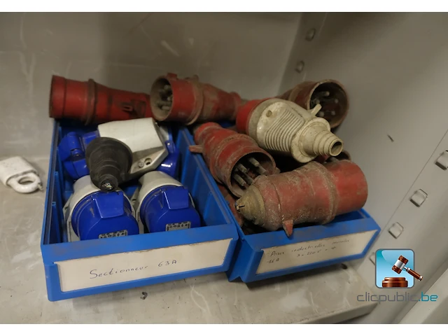 Set van kasten met inhoud - afbeelding 17 van  27