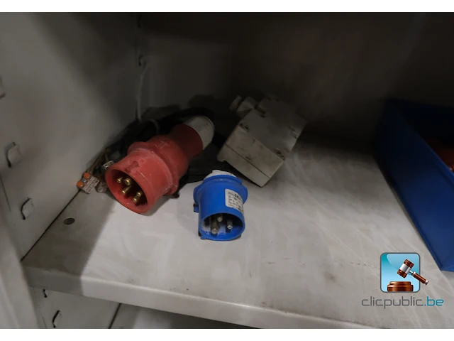 Set van kasten met inhoud - afbeelding 19 van  27