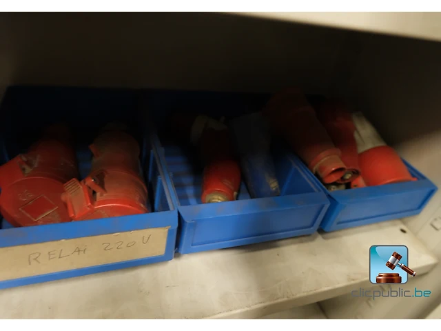 Set van kasten met inhoud - afbeelding 20 van  27