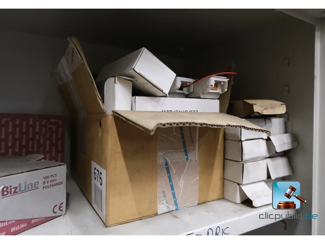 Set van kasten met inhoud - afbeelding 12 van  27