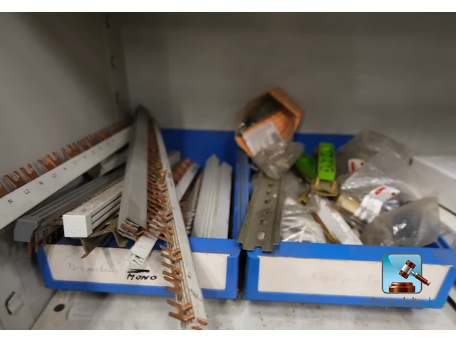 Set van kasten met inhoud - afbeelding 22 van  27