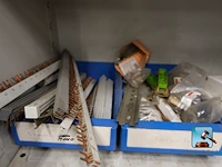 Set van kasten met inhoud - afbeelding 22 van  27