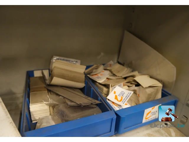 Set van kasten met inhoud - afbeelding 23 van  27