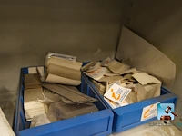 Set van kasten met inhoud - afbeelding 23 van  27