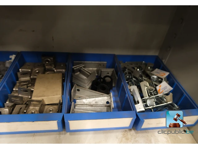 Set van kasten met inhoud - afbeelding 25 van  27