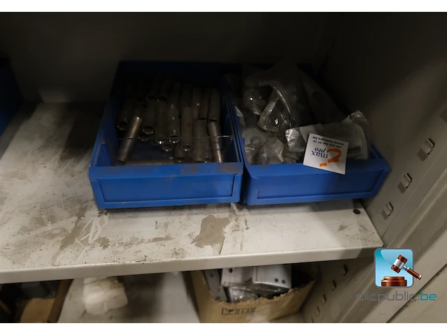 Set van kasten met inhoud - afbeelding 27 van  27