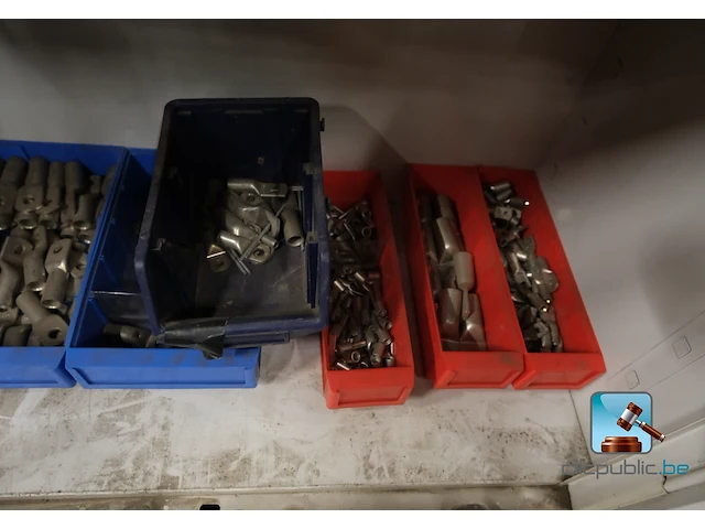 Set van kasten met inhoud - afbeelding 2 van  20