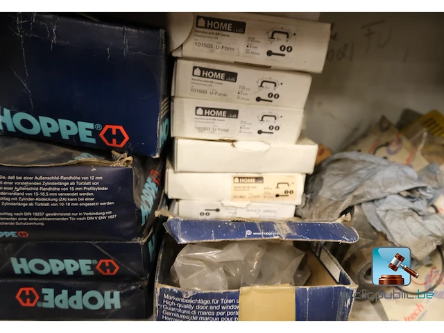Set van kasten met inhoud - afbeelding 7 van  20