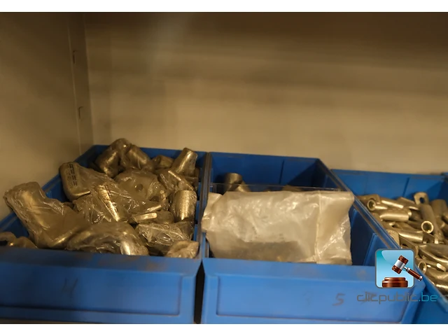 Set van kasten met inhoud - afbeelding 14 van  20