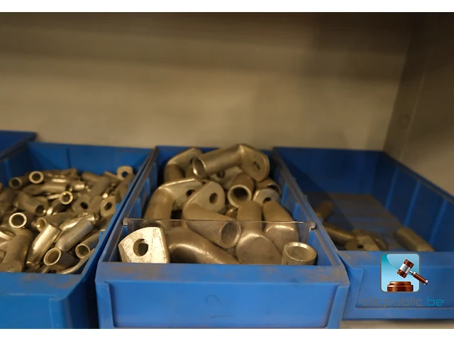 Set van kasten met inhoud - afbeelding 15 van  20
