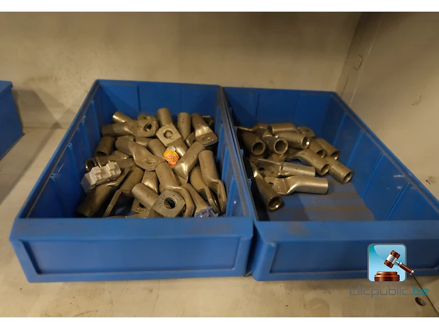 Set van kasten met inhoud - afbeelding 16 van  20