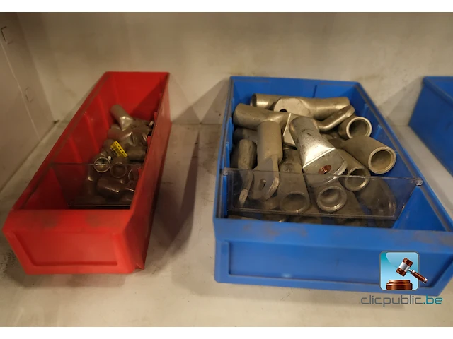 Set van kasten met inhoud - afbeelding 17 van  20