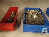 Set van kasten met inhoud - afbeelding 17 van  20