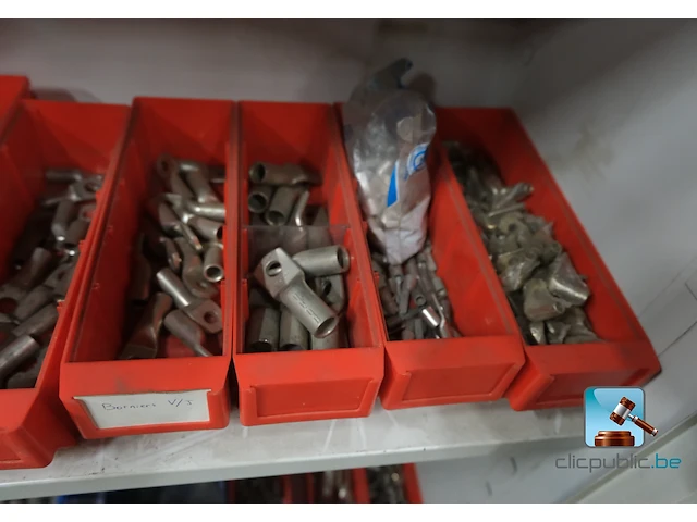 Set van kasten met inhoud - afbeelding 19 van  20