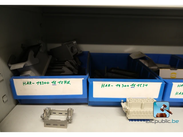 Set van metalen kasten met inhoud - afbeelding 2 van  35