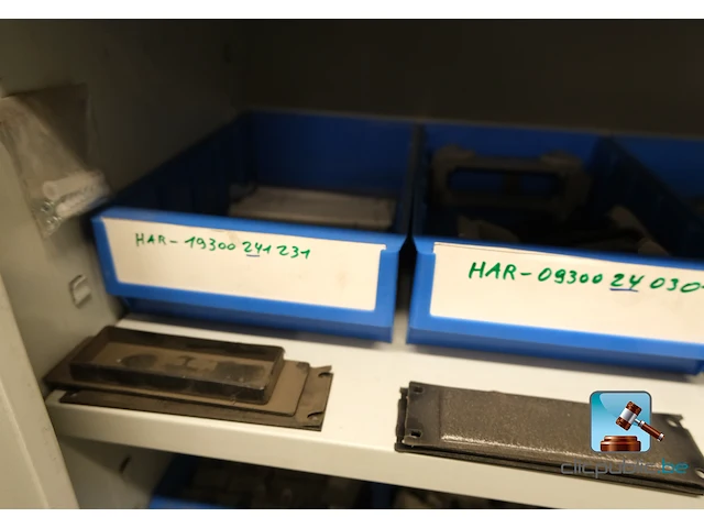 Set van metalen kasten met inhoud - afbeelding 7 van  35