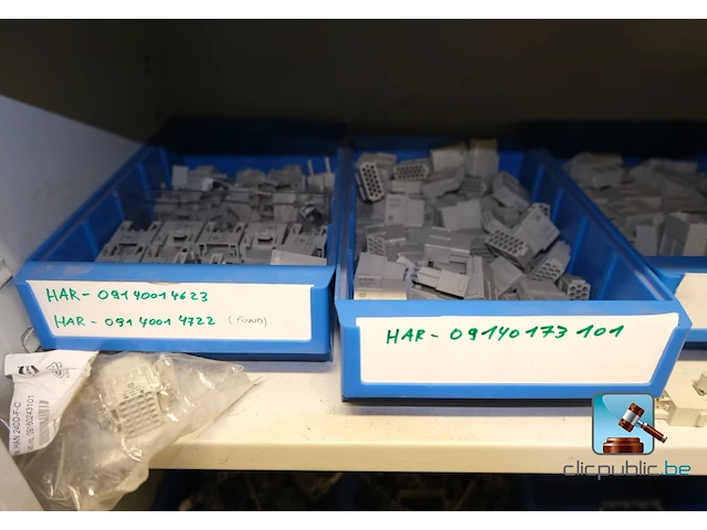 Set van metalen kasten met inhoud - afbeelding 8 van  35