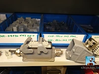 Set van metalen kasten met inhoud - afbeelding 9 van  35
