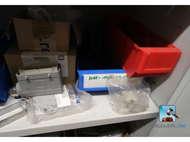 Set van metalen kasten met inhoud - afbeelding 10 van  35
