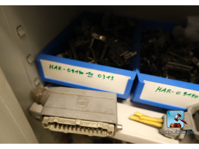 Set van metalen kasten met inhoud - afbeelding 13 van  35