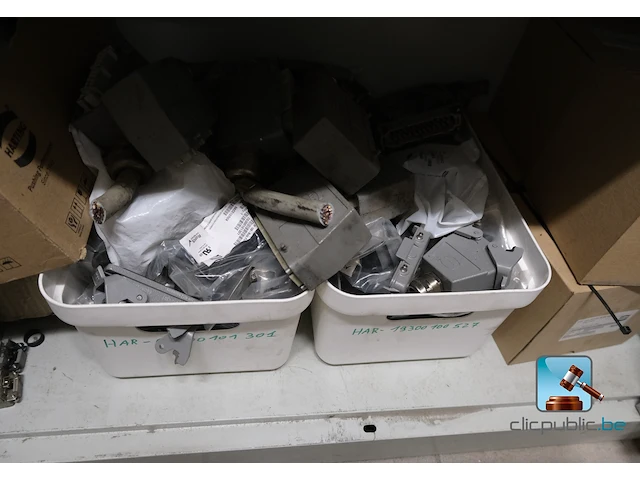 Set van metalen kasten met inhoud - afbeelding 14 van  35