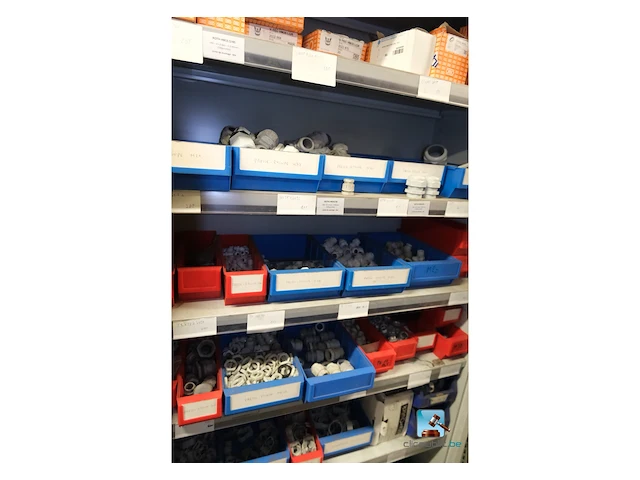 Set van metalen kasten met inhoud - afbeelding 15 van  35