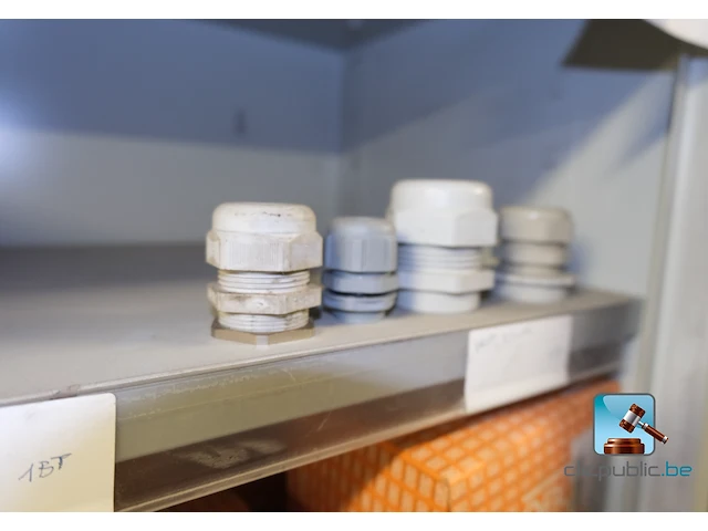 Set van metalen kasten met inhoud - afbeelding 16 van  35