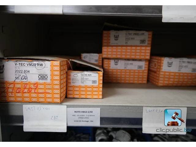 Set van metalen kasten met inhoud - afbeelding 18 van  35