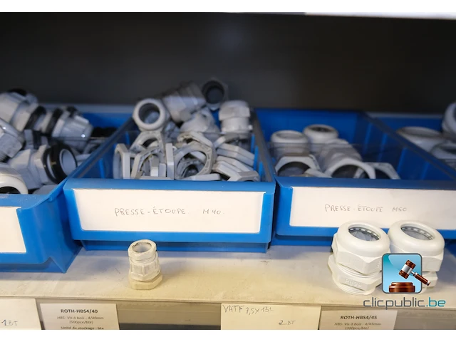 Set van metalen kasten met inhoud - afbeelding 20 van  35