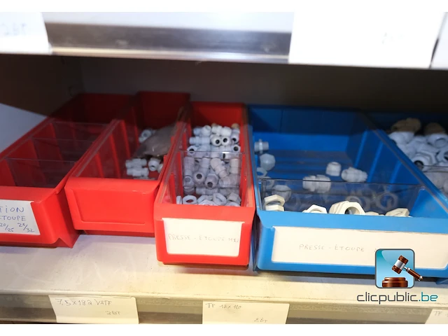 Set van metalen kasten met inhoud - afbeelding 24 van  35