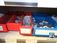 Set van metalen kasten met inhoud - afbeelding 24 van  35