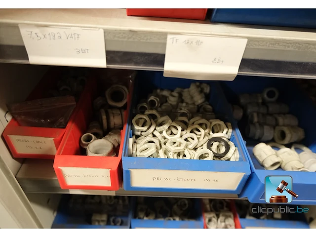 Set van metalen kasten met inhoud - afbeelding 25 van  35