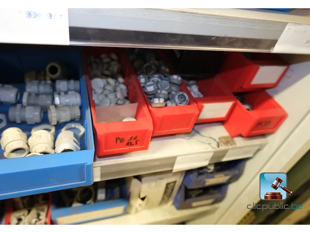 Set van metalen kasten met inhoud - afbeelding 26 van  35
