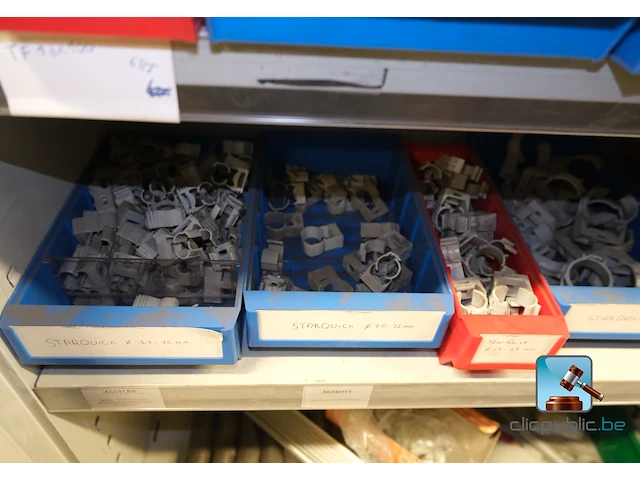 Set van metalen kasten met inhoud - afbeelding 27 van  35