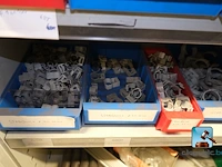 Set van metalen kasten met inhoud - afbeelding 27 van  35