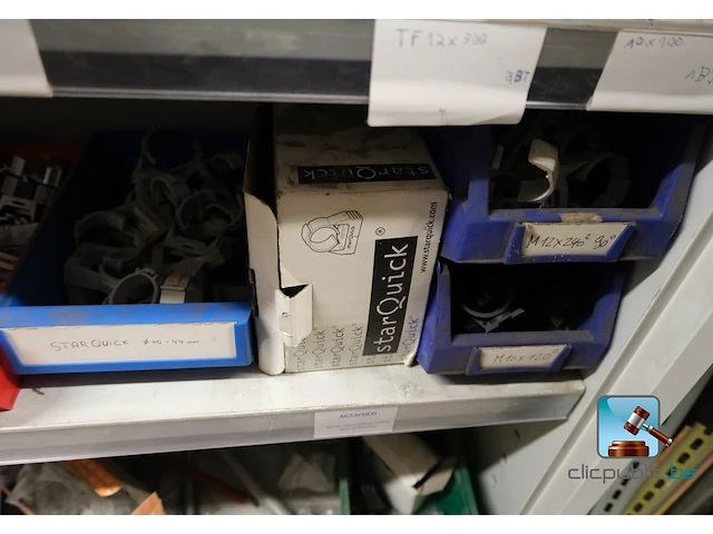 Set van metalen kasten met inhoud - afbeelding 28 van  35