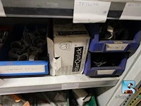 Set van metalen kasten met inhoud - afbeelding 28 van  35