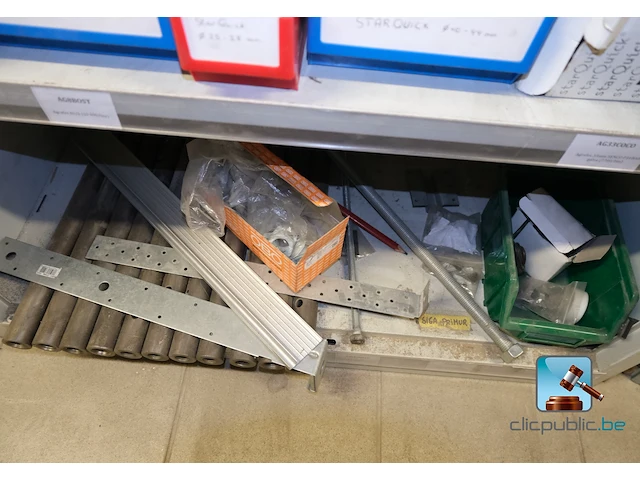 Set van metalen kasten met inhoud - afbeelding 29 van  35