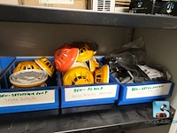 Set van metalen kasten met inhoud - afbeelding 30 van  35